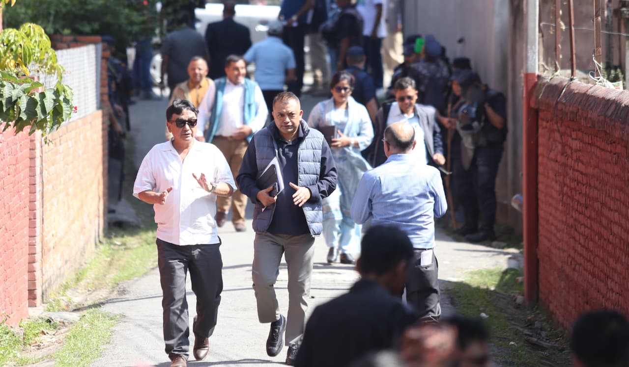 केन्द्रीय कार्यसमितिको बैठकका लागि पार्टी कार्यालयतर्फ जाँदै महामन्त्री गगन थापा । फाइल तस्बिर : नेपाल फोटो लाइब्रेरी